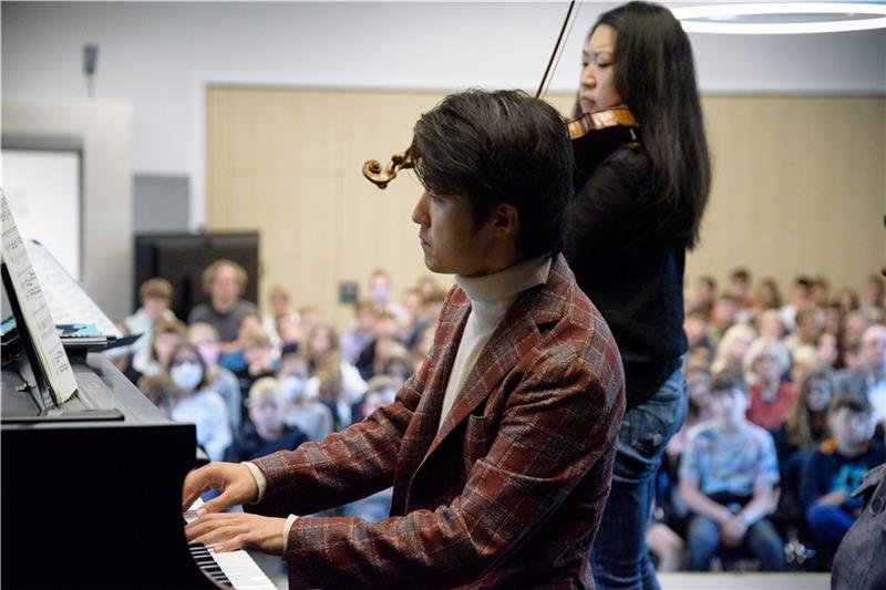 Weltklasse-Musik für alle: Schüler dürfen den IMF-Künstlern lauschen Tianwa Yang und Haiou Zhang spielen bereits seit zwei Jahren im Duo. Foto: Jürgens
