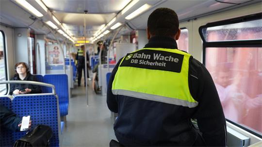 Ticketkontrolle in der S-Bahn: Wer ohne Fahrkarte unterwegs ist, muss 60 Euro zahlen.