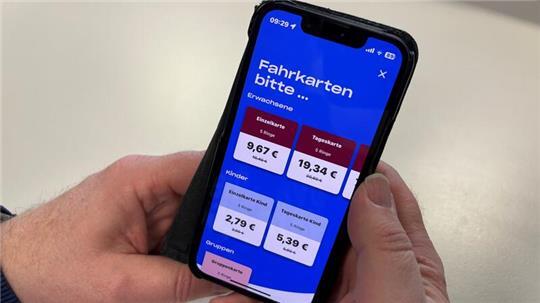 Tickets kosten in der HVV-App sieben Prozent weniger als am Automaten.