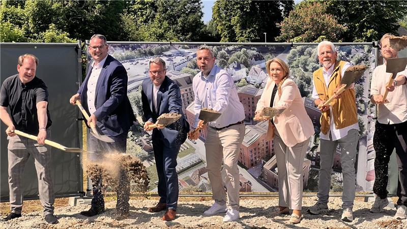 80 Millionen Euro: 7 Fragen zu Stades Gummi-Schmidt-Quartier Tief stechen, weit werfen: Beim offiziellen Spatenstich für das Neubauvorhaben auf dem Gelände von Gummi Schmidt halfen sieben Kräfte.
