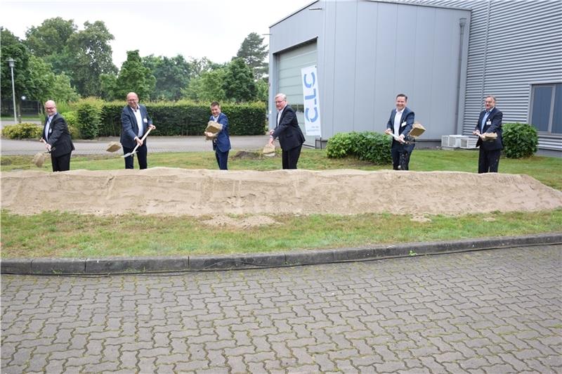Tief stechen, weit werfen (von links): Jörg Schaupp, Sönke Hartlef, André Walter, Bernd Althusmann, Marc Fette und Thomas Friedrichs beim Spatenstich. Foto: Strüning