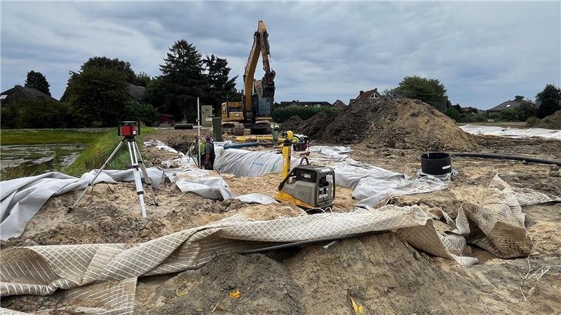 Neues Wohngebiet in Jork: Warum es plötzlich wieder freie Bauplätze gibt Tiefbauer am Werk: Links ist das Regenrückhaltebecken des neuen Wohngebiets Westlich Appelhoff zu sehen.