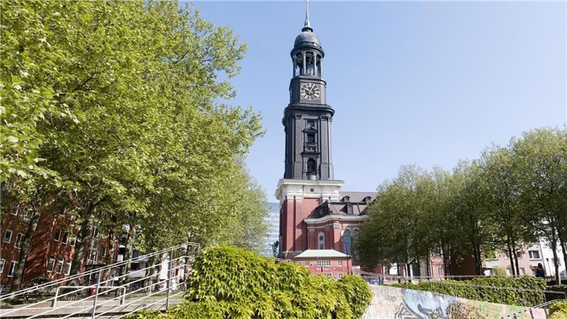 Tiefe Risse durch das Mauerwerk machen eine Sanierung nötig. Nun ist das Geld gesammelt.