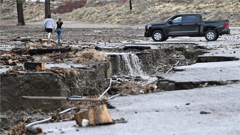 Tiefe Risse sind im Boden in Kalifornien durch Überschwemmungen zu sehen.