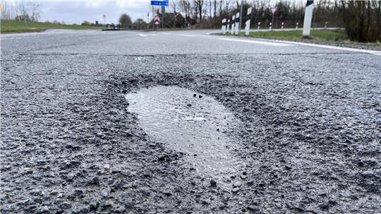 Tiefe Schlaglöcher machen eine Sanierung der Altländer Straße zwischen Horneburg und Neuenkirchen am A26-Zubringer notwendig.