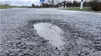 Tiefe Schlaglöcher machen eine Sanierung der Altländer Straße zwischen Horneburg und Neuenkirchen am A26-Zubringer notwendig.