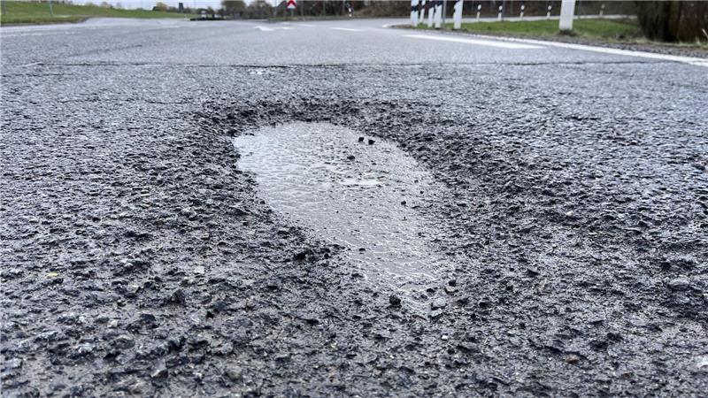 Tiefe Schlaglöcher machen eine Sanierung der Altländer Straße zwischen Horneburg und Neuenkirchen am A26-Zubringer notwendig.