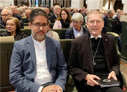 Tiefgehende Gedanken: Hasnain Kazim (links) und Regionalbischof Dr. Hans Christian Brandy in der voll besetzten Wilhadi-Kirche.