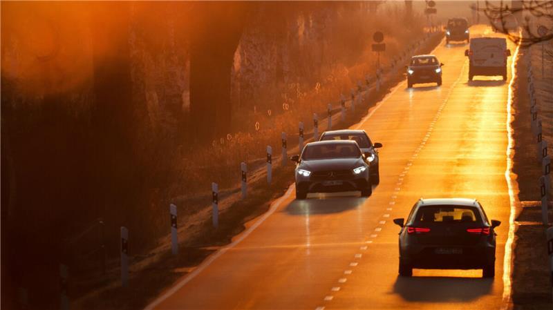 Tiefstehende Sonne, Nebel oder Regen: Bei schlechter Sicht auf Landstraßen lieber früh das Abblendlicht einschalten, mahnen Tüv und Polizei.