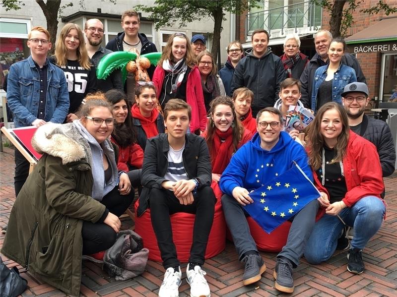 Tiemo Wölken (blauer Kapuzenpullover mit Europaflagge) on Tour: Unterstützung bekam der SPD-Europaabgeordnete mit Buxtehuder Wurzeln von den Jusos aus Nordwest-Niedersachsen. Foto Wisser
