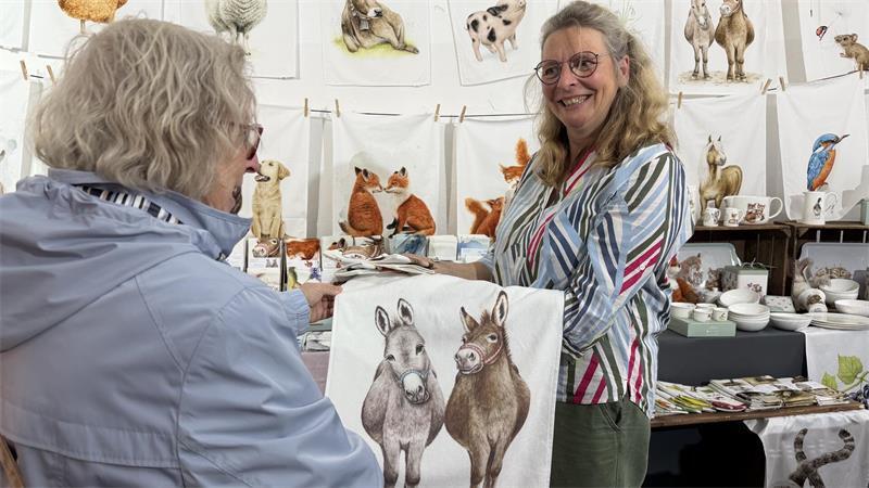 High-Tech-Mähroboter bis Naturkosmetik: Die Trends auf der LebensArt Tiermotive sind bei Melanie Strack der Renner.