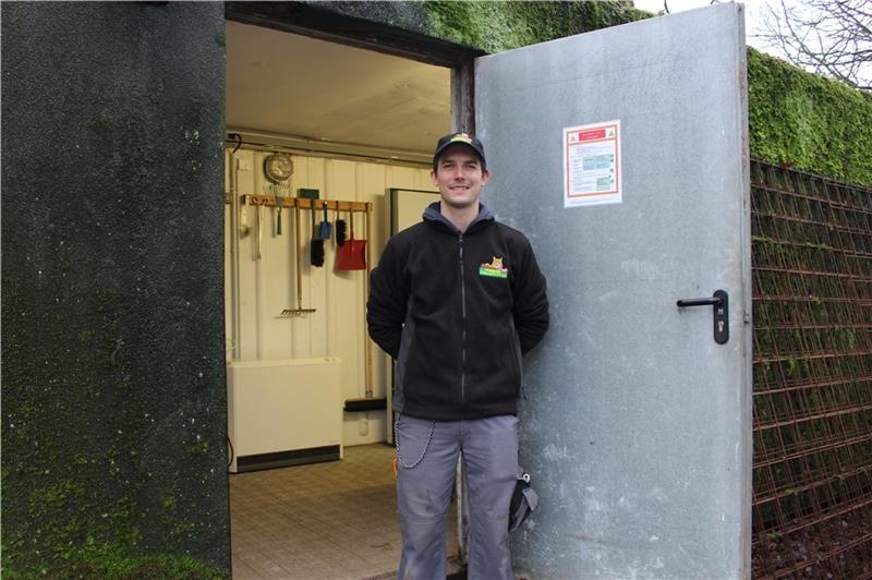 Tierpfleger Sebastian Müller an der Tür des Winterquartiers. Foto: Frank