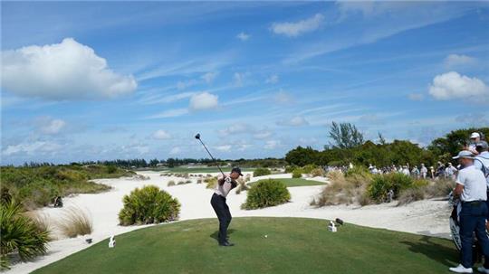 Tiger Woods startete auf den Bahamas mit einer 75er-Runde.