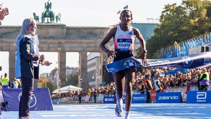 „Bitter“: Marathon-Drama in Berlin um Äthiopierin Assefa Tigst Assefa humpelte ins Ziel.