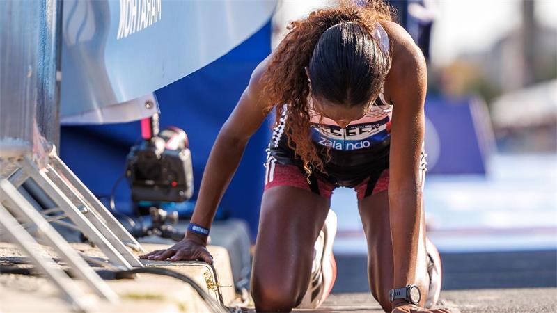 „Bitter“: Marathon-Drama in Berlin um Äthiopierin Assefa Tigst Assefa sank im Ziel zu Boden.
