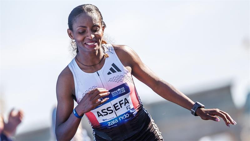 Tigst Assefa wurde nach der Verletzung beim Berlin-Marathon operiert.