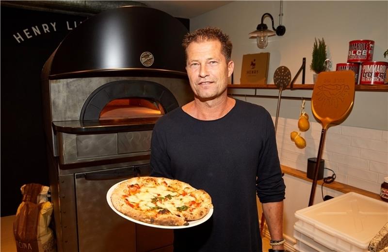 Til Schweiger, Schauspieler und Unternehmer, steht während der Eröffnung seines zweiten Restaurants „Henry likes Pizza“ vor dem Ofen. Schweiger will sich aus dem Gastrogewerbe zurückziehen. (zu dpa „Til Schweiger gibt seine Restaurants in H