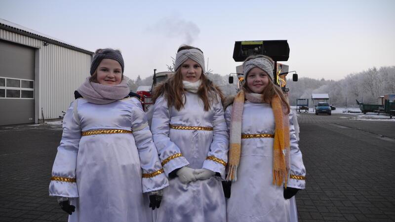 Tilda, Marta und Tilda (von links) sind drei von fünf neuen Engeln, die den Weihnachtsmann begleiteten.