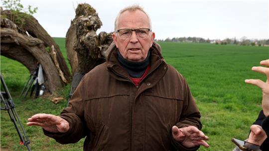 Till Backhaus (SPD), Umweltminister des Landes Mecklenburg-Vorpommern, hat sich in der Nacht mit Experten der Fischereiaufsicht einen Eindruck vom Zustand des Wals verschafft. (Archivbild)
