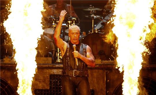Till Lindemann, Sänger der Band Rammstein steht beim Wacken Open-Air Festival (WOA) auf der Bühne.Foto: Axel Heimken/dpa