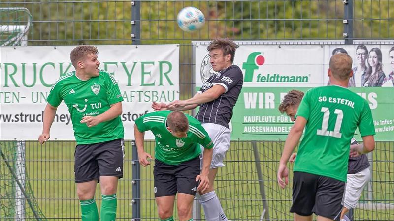 Till Müsing ist in der Abwehr des TSV Elstorf gesetzt, hier klärt er per Kopfball.
