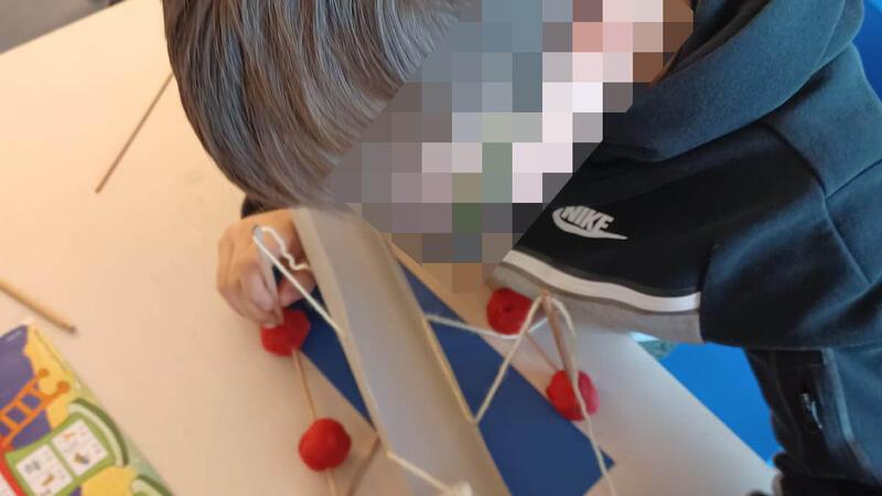 Drama um Till: Drochterser Pflegefamilie mit Klage gegen den Landkreis erfolgreich Till (Name geändert) steht weiterhin seine bisherige Schulbegleiterin zur Seite.
