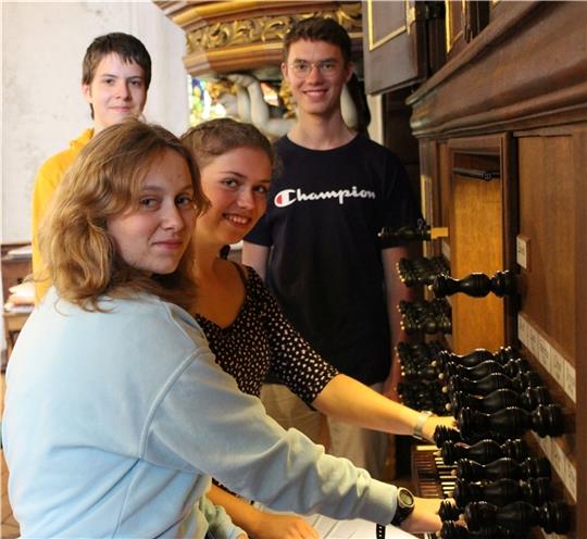 Till Prescher, Jonatan Rudloff (hinten von links), Victoria Lepper und Hannah Fischer (vorne von links) an der Erasmus-Bielfeldt-Orgel in der St.-Wilhadi-Kirche. Foto: Frank