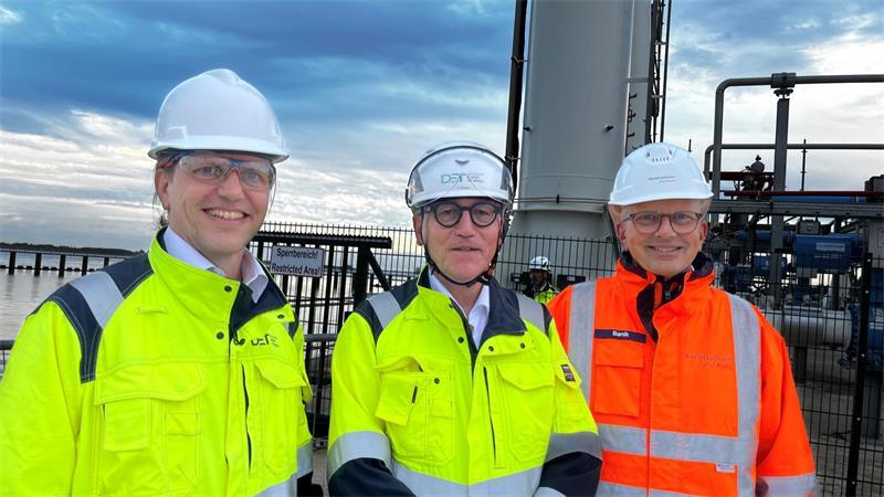 Sie ist wieder da: LNG-Schiff liegt jetzt wieder in Stade-Bützfleth Till Spannagel vom Bundeswirtschaftsministerium, Peter Röttgen von der DET und Holger Banik von NPorts am Stader Anleger - die Energos Force ist schon in Sichtweite.