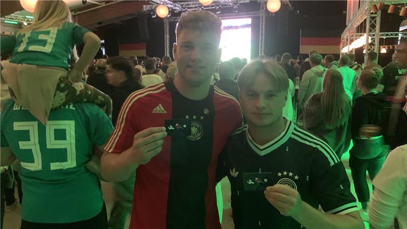 Wo ist die WM-Euphorie? Ein Streifzug durch den Kreis Stade nach dem 7:1 Till Steffens und Tim Thesen (rechts) haben beim Torwandschießen in der Eissporthalle gewonnen.
