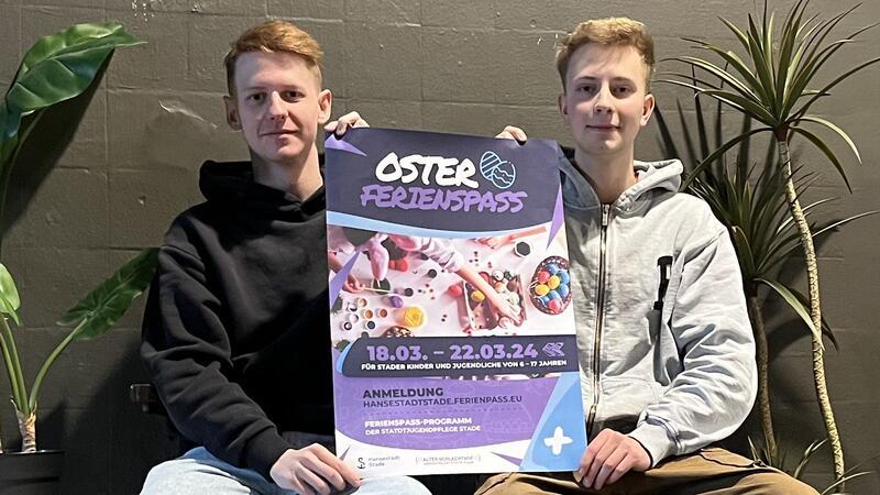 Tim Brokelmann (links) und Emil Kasten präsentieren das Plakat für den Osterferienspaß.