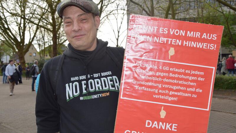 Tim Franz (49) hält die Politik der AfD nicht mit den Werten des Grundgesetzes vereinbar. Mit einem Plakat bringt er das auf der Demo in Buxtehude zum Ausdruck.