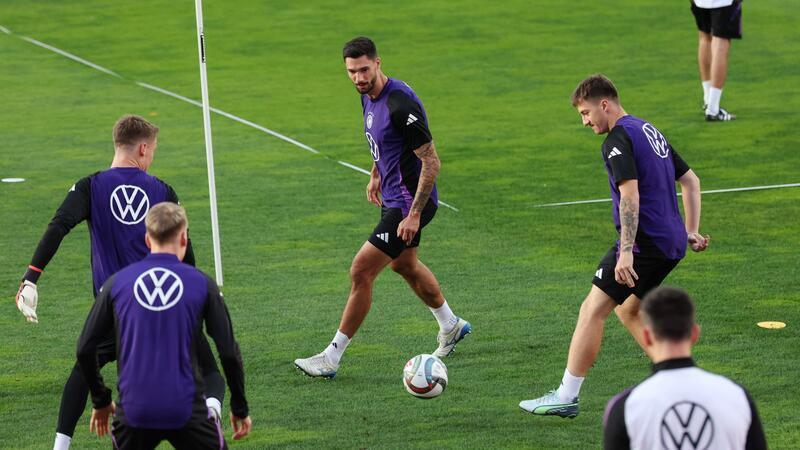 Tim Kleindienst (M), hier beim Abschlusstraining, wird gegen Bosnien erstmals im DFB-Team stürmen.