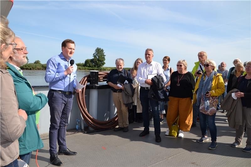 Tim Kunstmann, Mit-Geschäftsführer der FRS Elbfähre , erläutert sein Konzept für einen CO 2 -neutralen Fährbetrieb. Foto: Helfferich