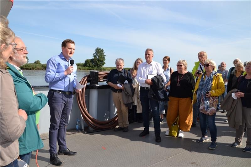 Tim Kunstmann, Mit-Geschäftsführer der FRS Elbfähre , erläutert sein Konzept für einen CO 2 -neutralen Fährbetrieb. Foto: Helfferich