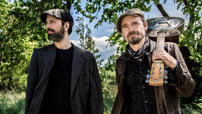 Mitreißend: Tim Lothar mit Slide-Guitar und Holger „HoBo“ Daub mit Bluesharp Tim Lothar und Holger „HoBo“ Daub spielen im Kulturforum in Buxtehude.