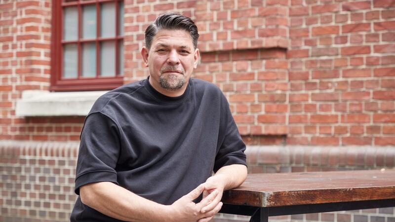 Starkoch Tim Mälzer denkt immer öfter ans Aufhören Tim Mälzer, Koch und Autor, sitzt vor dem Restaurant „Bullerei“ anlässlich eines Interviews zu seinem neuem Buch.