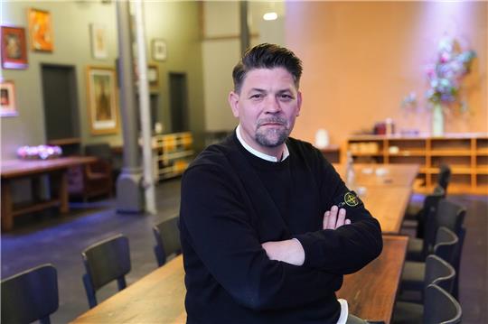 Tim Mälzer kann mit dem Genörgel an angeblich zu hohen Restaurant-Preisen nichts anfangen. Foto: Brandt/dpa