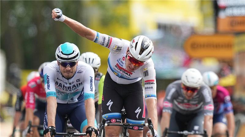Tim Merlier feiert den Etappensieg, der deutsche Sprinter Phil Bauhaus (L.) freut sich über den dritten Rang. 