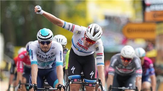Tim Merlier feiert den Etappensieg, der deutsche Sprinter Phil Bauhaus (L.) freut sich über den dritten Rang. 