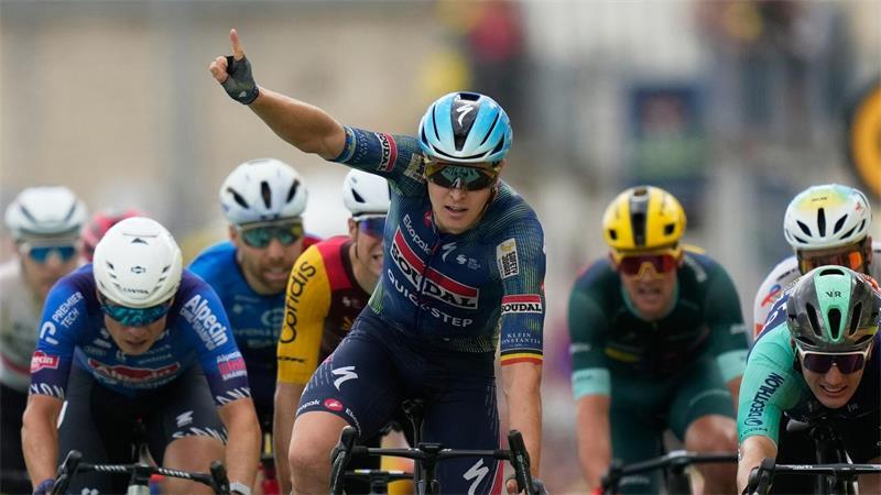 Tim Merlier holt seinen dritten Etappensieg bei der Tour 2026.