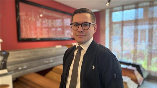 Tim Osterndorrf ist Geschäftsführer in sechster Generation des Bestattungsunternehmens Hadeler.