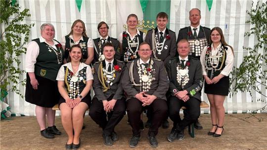 Tim Otromke (untere Reihe, Mitte) ist Schützenkönig in Dammhausen