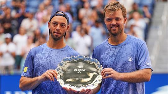 Tim Pütz (l) und Kevin Krawietz präsentieren die Trophäe nach der Finalniederlage bei den US Open. 