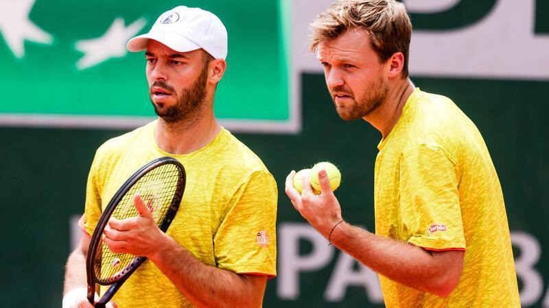 „Was ist denn das?“ - Tennis-Team dicht vor Davis-Cup-Finals Tim Pütz (l) und Kevin Krawietz setzten den Schlusspunkt beim Erfolg der deutschen Davis-Cup-Herren gegen Chile.