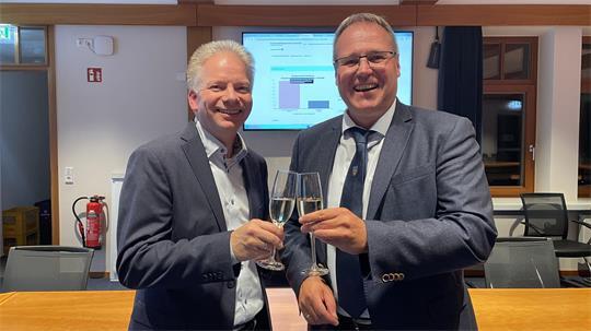 Tim Siol (links) gewinnt die Samtgemeindebürgermeisterwahl in Fredenbeck - ohne Gegenkandidaten. Amtsinhaber Matthias Hartlef stößt als erster Gratulant mit ihm auf den Wahlsieg an.