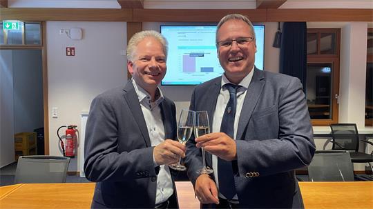 Tim Siol (links) gewinnt die Samtgemeindebürgermeisterwahl in Fredenbeck - ohne Gegenkandiaten. Amtsinhaber Matthias Hartlef stößt als erster Gratulant mit ihm auf den Wahlsieg an.