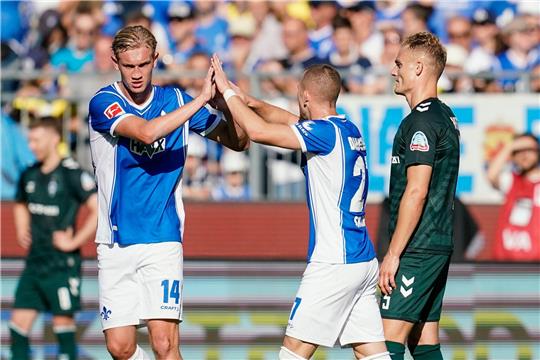 Tim Skarke (M) feiert mit Christoph Klarer (l) den ersten Darmstädter Saisonsieg.