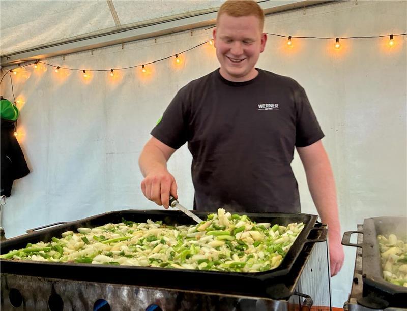 Tim Streckwaldt am Verkaufsstand für den Bratspargel.