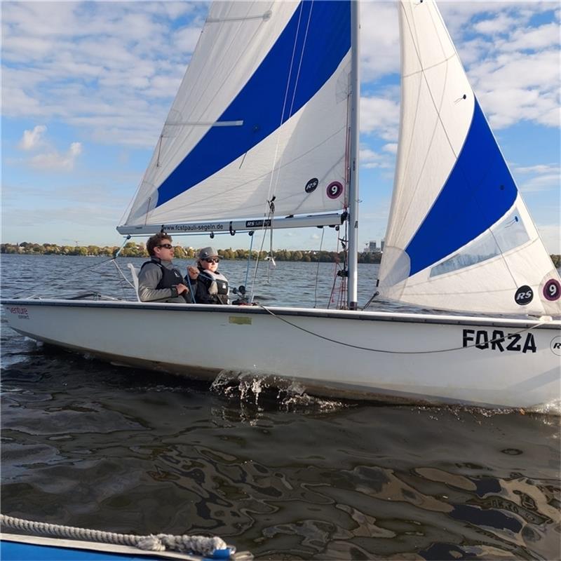 Tim Trömer und seine Partnerin Nadine Löschke beim Training auf der Alster. Foto: privat