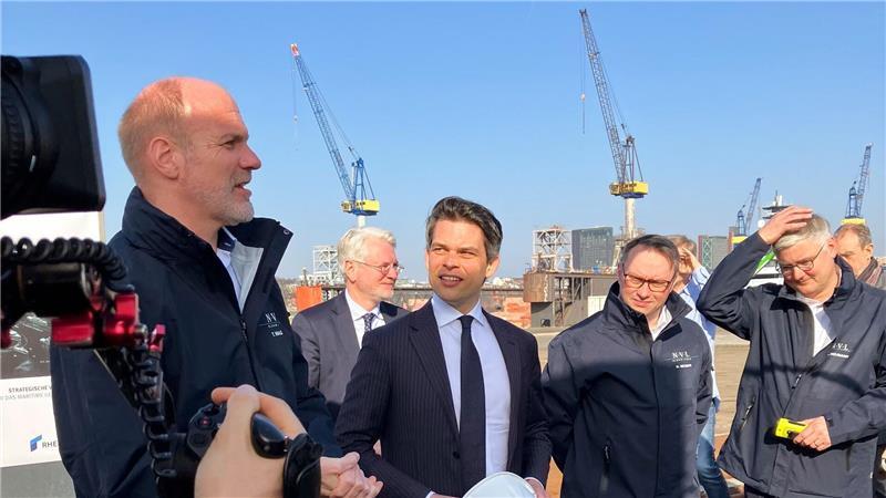 Tim Wagner (l.) leitet die Division Naval Systems bei Rheinmetall. 